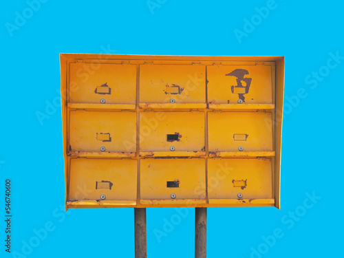 Fotografie old rusty yellow metal post mailbox isolated.