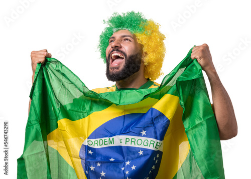 torcedor brasileiro com peruca torcendo feliz com bandeira do brasil photo