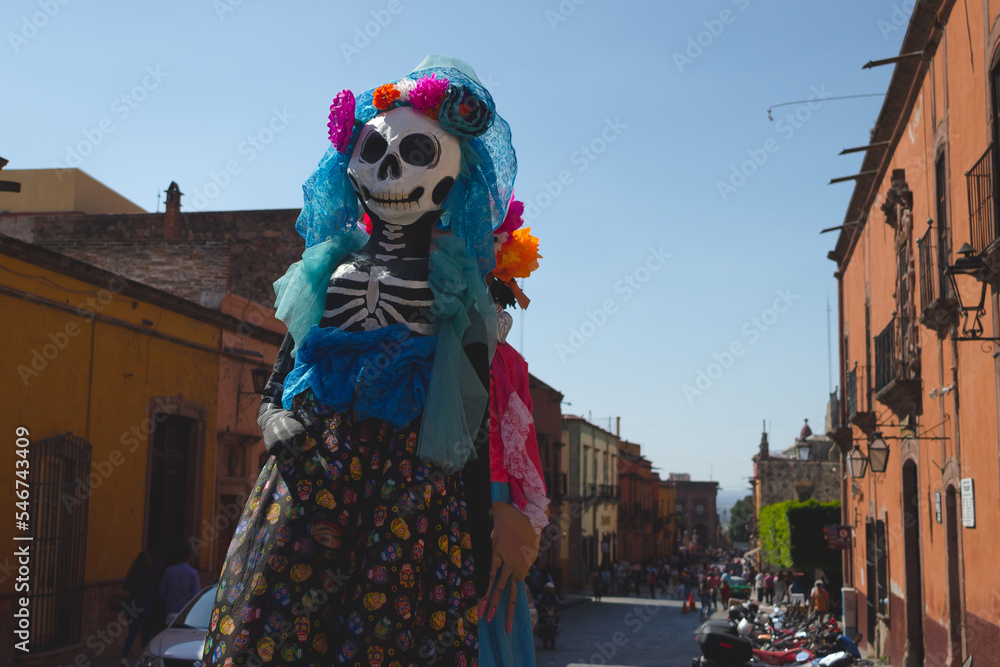 A catrina is walking the Streets of San Miguel de Allende , México.