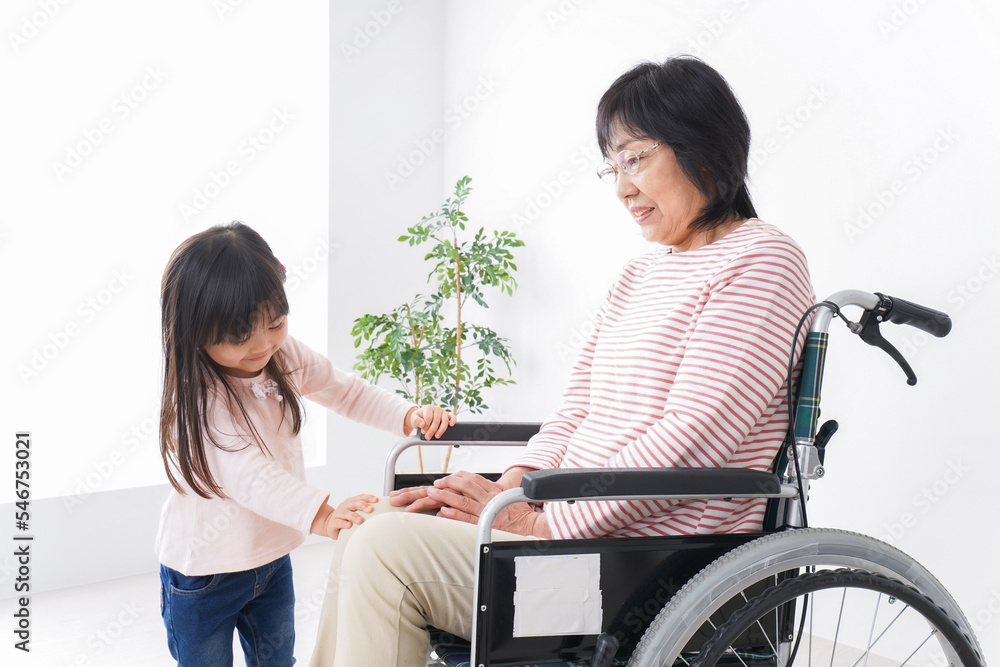 車椅子に乗るおばあちゃんと女の子 車椅子に乗るおばあちゃんと女の子