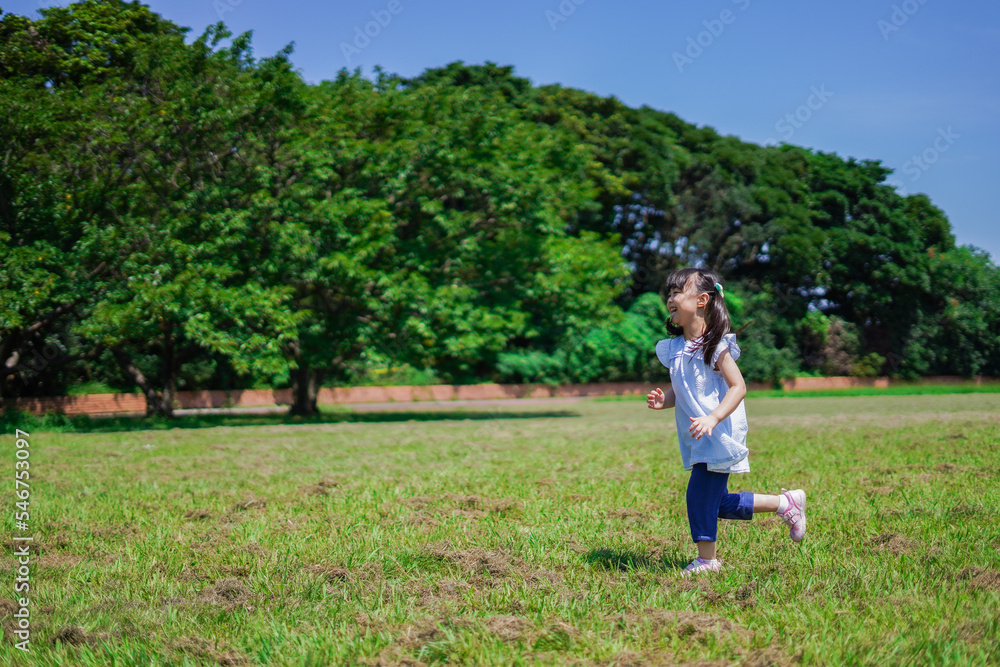 外で走り回る小さな女の子