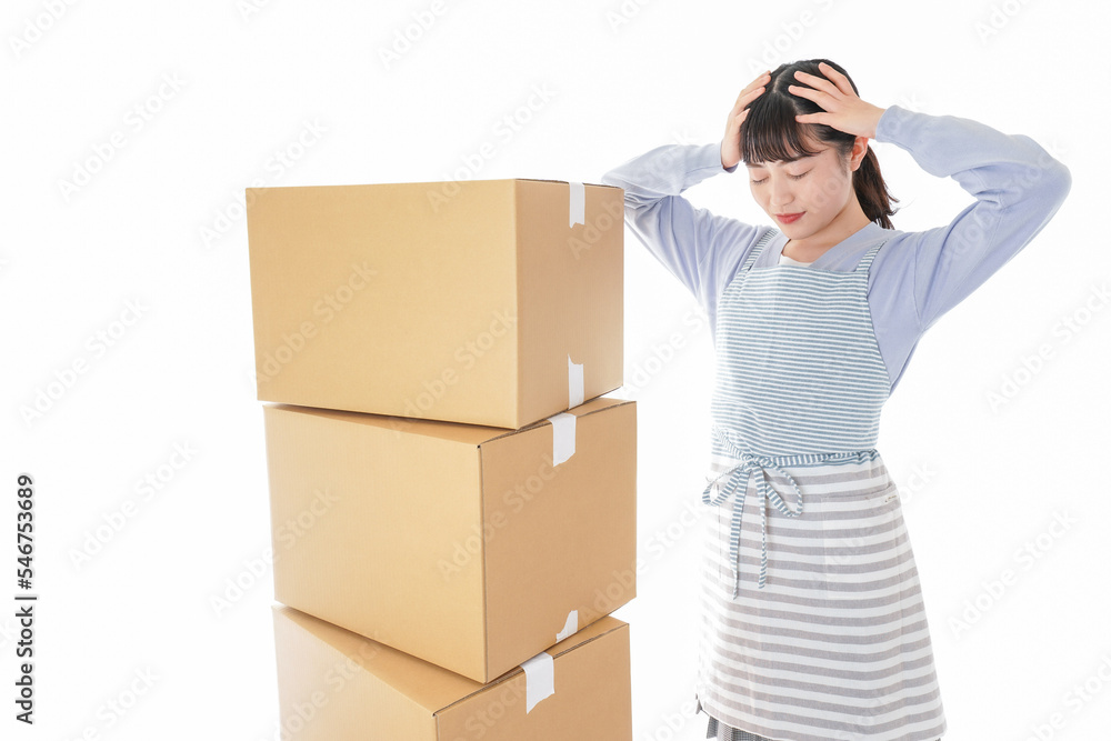 引っ越しをする若い女性 引っ越しをする若い女性