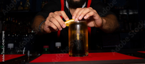 Fotografía barman sirviendo bebida en un bar