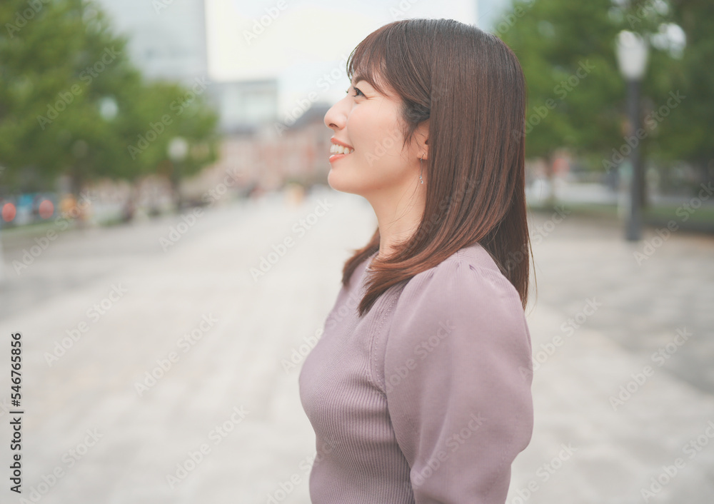 女性の横顔 女性の横顔