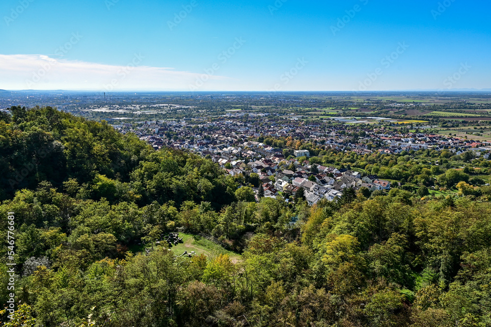 Panorama-Aussicht von der Burgruine Schauenburg über Dossenheim nach Mannheim, Heidelberg und Ludwigshafen am Rhein, bei blauem Himmel im Sommer, Baden-Württemberg