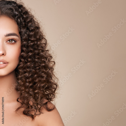 Cuadro en lienzo Fashion studio portrait of beautiful woman with afro curls hairstyle