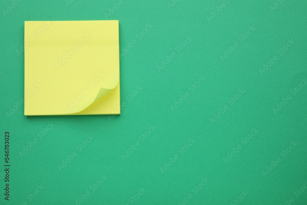 Fototapeta premium Empty notes on green background, top view. Space for text