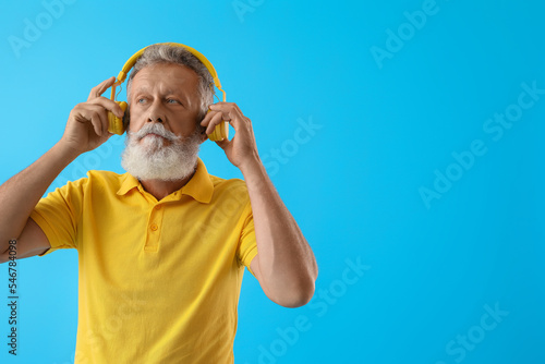 Senior bearded man in headp...