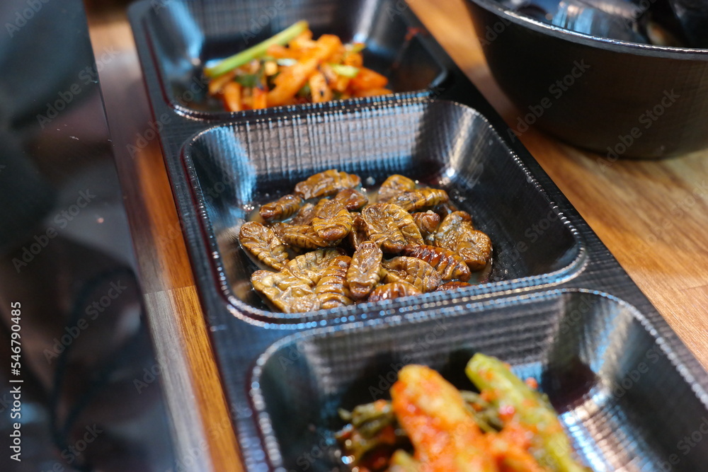 
high-protein Korean food that is cooked by boiling the pupae with seasoning.
In Korea, it is a popular snack sold on the street and is often eaten as a snack with alcohol, and has a savory taste.