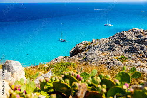 voilier qui mouille dans une crique secrète de la méditerranée dans le Golfe de Saint-Tropez  photo