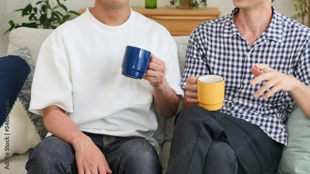 家で会話する性的マイノリティの男性カップル 顔無し 家で会話する性的マイノリティの男性カップル 顔無し