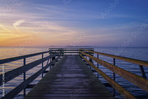 Kleine Seebrücke in Born auf dem Darß an der Ostsee zum Sonnenaufgang