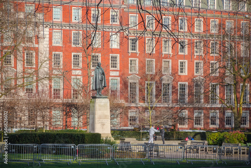 Fototapet Grosvenor Square, a large public garden square in the Mayfair district of London