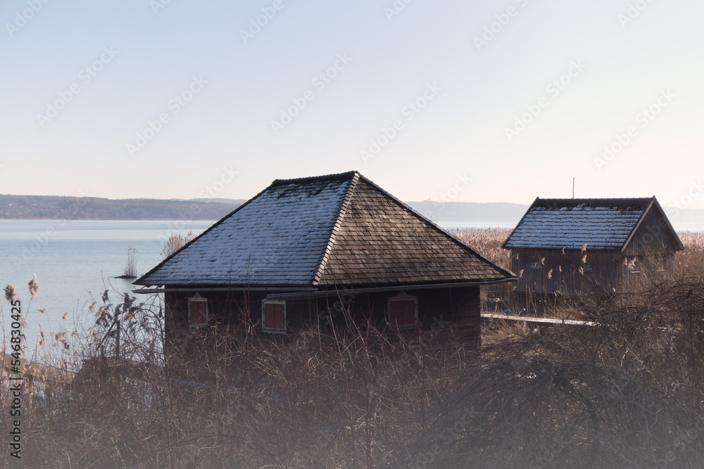 Bootshütten im Morgennebel am Ammersee Bootshütten im Morgennebel am Ammersee