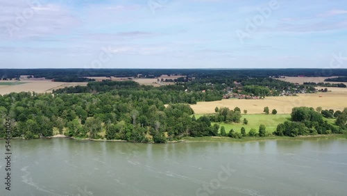 manoir suédois sur les bords d'un lac au centre de la Scandinavie du sud photo