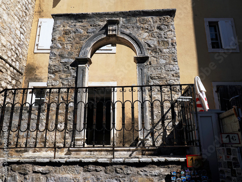 Urokliwe wąskie uliczki i mury obronne historycznego miasta Budvy w Czarnogórze