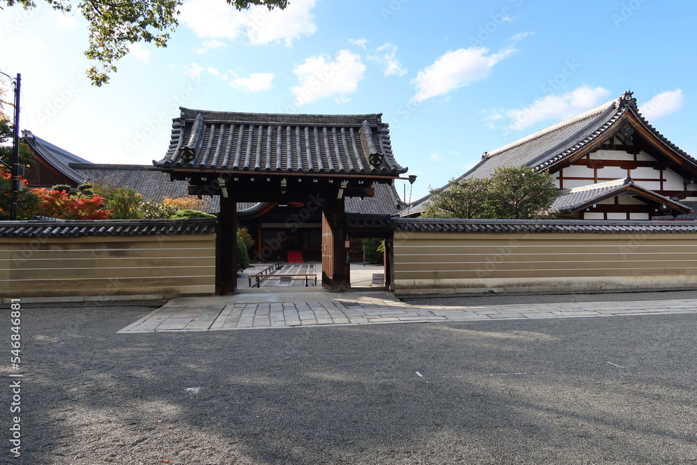 A Japanese temple in Kyoto City：the scene of an entrance gate to Hon-bo Main Office in the precincts of To-ji Temple 日本の京都のあるお寺：東寺の境内にある本坊への入り口門の風景 　　　　　