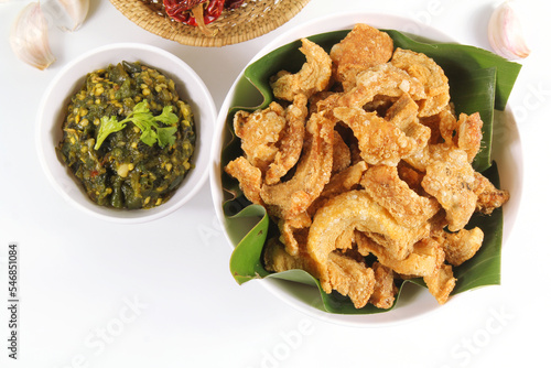 Billede på lærred Homemade crispy pork rind with green chili paste