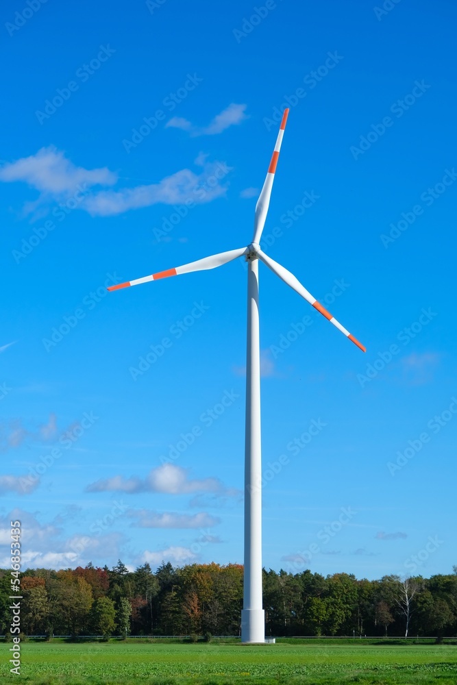Großes Windrad zur Stromerzeugung
