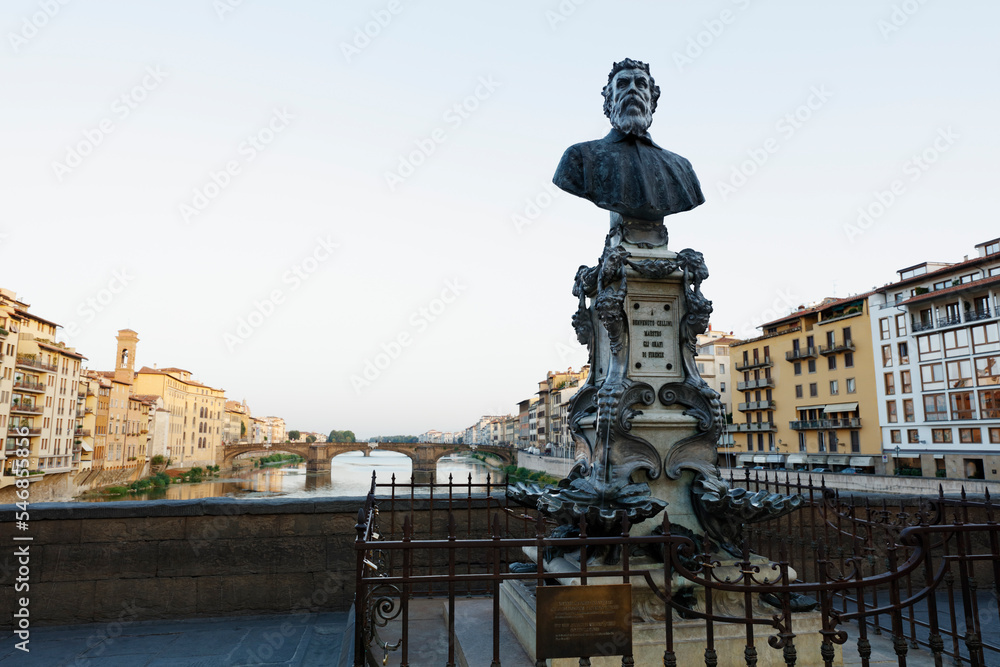 Fototapeta premium Statue on the Ponte Vecchio in Florence