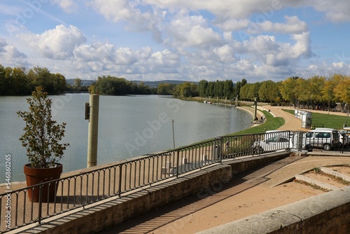 La rivière Saone, village de Trevoux, département de l'Ain, France © ERIC