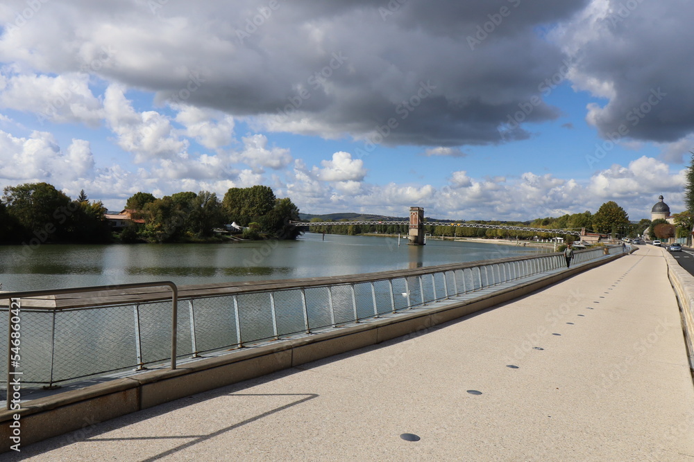 Obraz premium La rivière Saone, village de Trevoux, département de l'Ain, France
