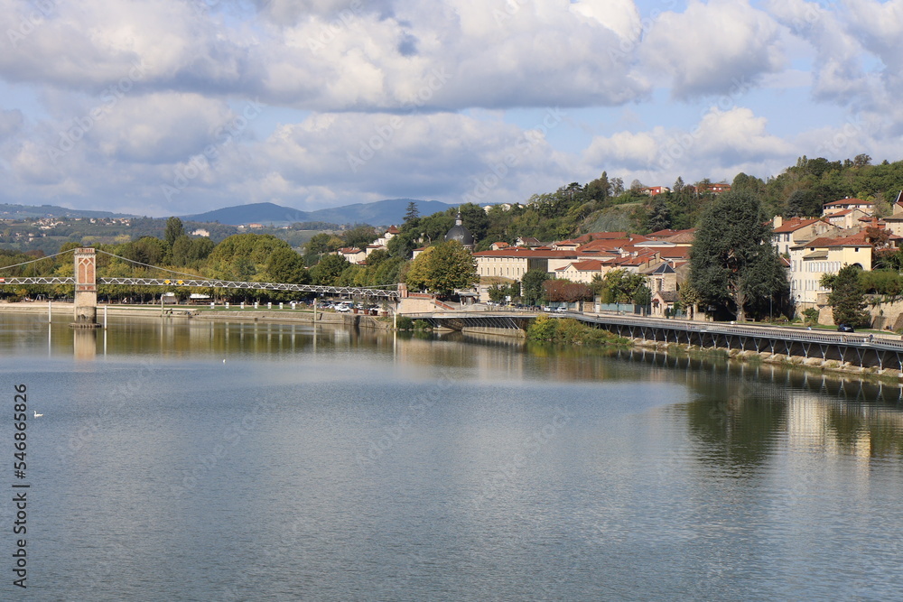 Vue d'ensemble du village le long de la rivière Saône, village de Trevoux, département de l'Ain, France