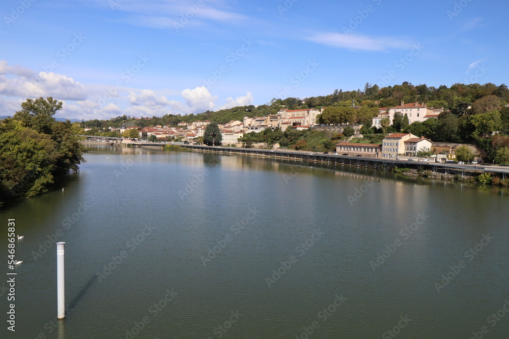 Vue d'ensemble du village le long de la rivière Saône, village de Trevoux, département de l'Ain, France