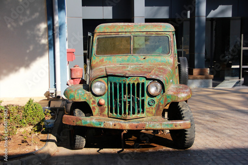 Bild auf Leinwand An old green truck with a body and rust spots
