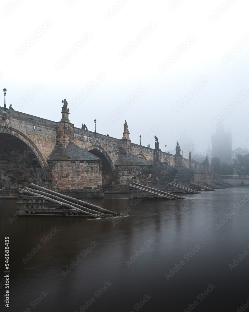 Obraz premium Foggy Charles Bridge
