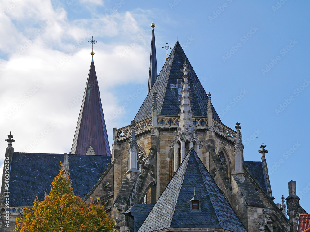Blick auf die Türme des Halberstädter Doms im Herbst. Halberstadt, Sachsen-Anhalt, Deutschland
