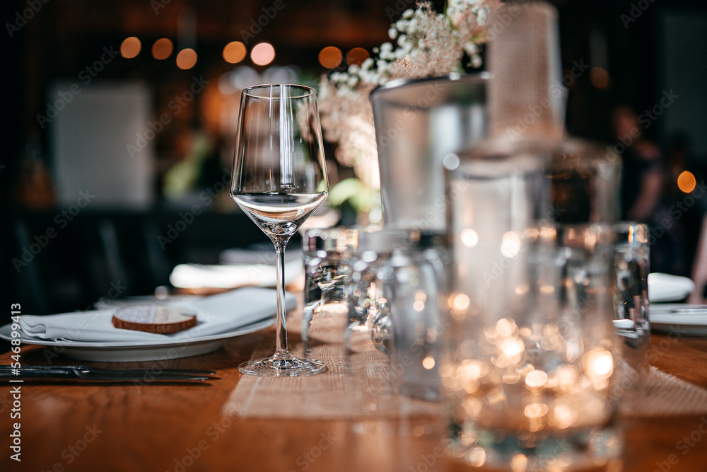 Rustikale Tischdekoration bei einer Hochzeit