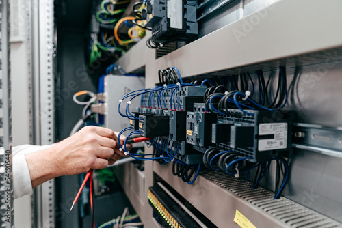 Elektriker bei der Arbeit