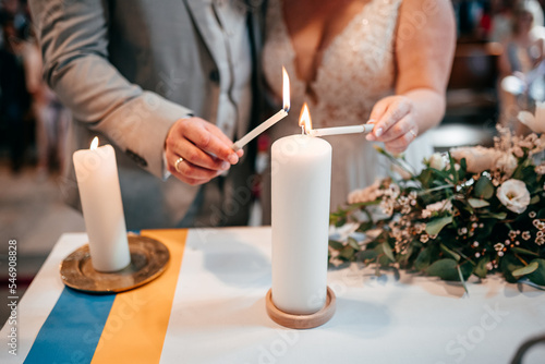 Brautpaar zündet gemeinsam Kerzen an