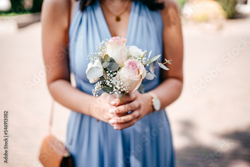 Ein Frau mit einem Blumenstrauss