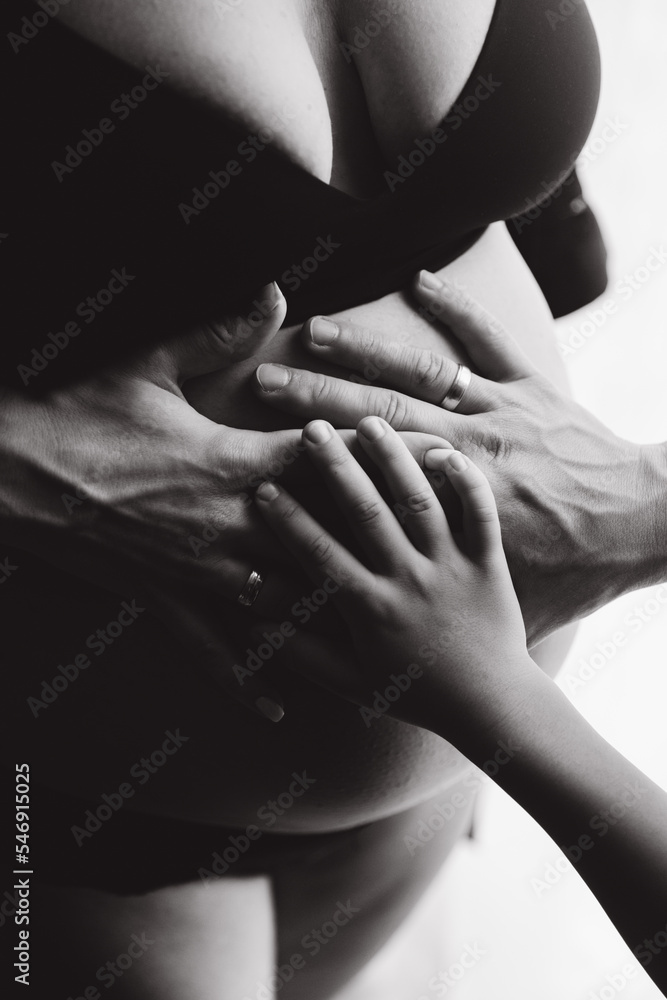 © Олег Блохин - Pregnancy photo session at home, in the kitchen, in the room on the bed, by the window and in the bathroom, brushing your teeth, putting your hands on your tummy and making cheesecakes from flour