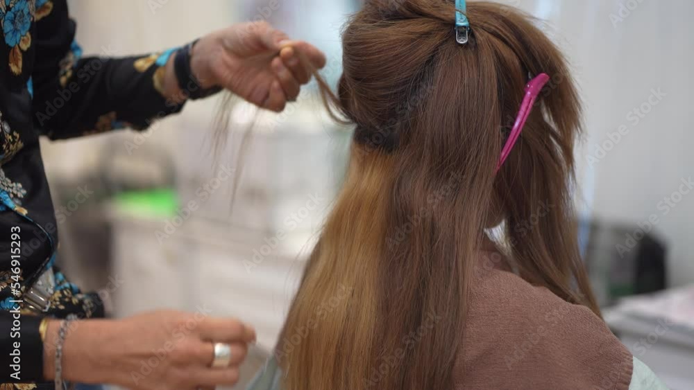 ヘアクリップで女性の髪を止める男性美容師 ヘアクリップで女性の髪を止める男性美容師