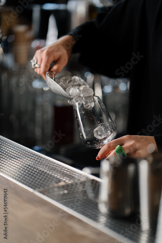 Valokuva Close-up - the process of preparing a cocktail in a restaurant using a shaker