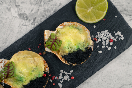 Delicacy roasted scallops w...