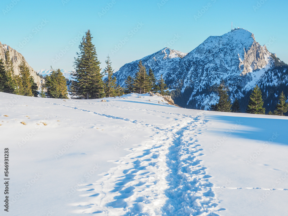 Fototapeta premium Winterwandern in Bayern - Blick auf den Wendelstein