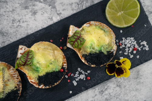 Delicacy roasted scallops w...