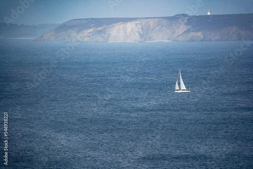 F, Bretagne, Finistère, Cap Sizun, Steilküste und Klippen, Segelschiff in der Bucht von Douarnez vor der Pointe de la Chevre