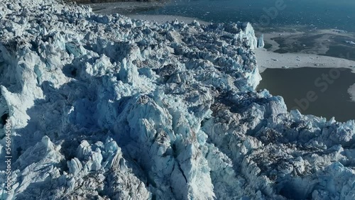 texturas e icebergs del glaciar eqi en groenlandia photo