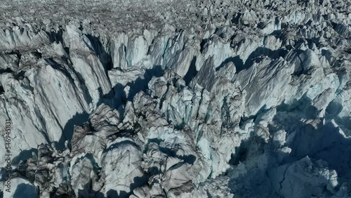 texturas e icebergs del glaciar eqi en groenlandia photo