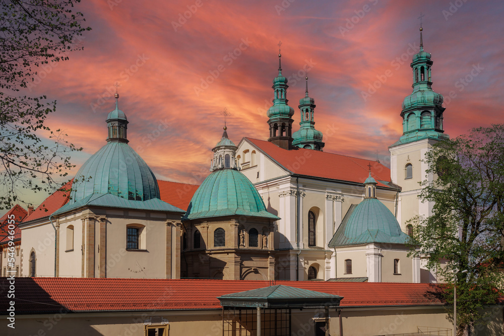 Klasztor Kalwaria Zebrzydowska niedaleko Krakowa w Polsce - obrazy, fototapety, plakaty 
