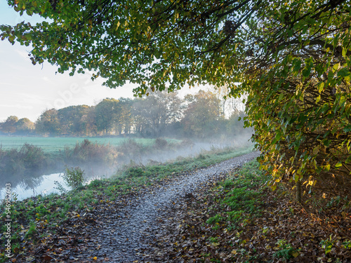 Herbstmorgen an einem Fluß im Münsterland