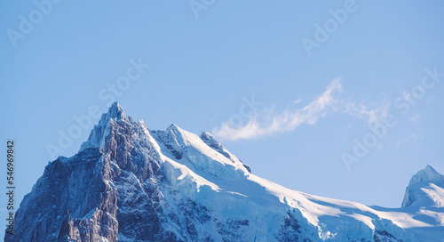 Picos de montaña nevada y cielo azul 