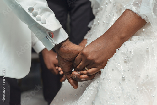 Fotobehang bride and groom hands