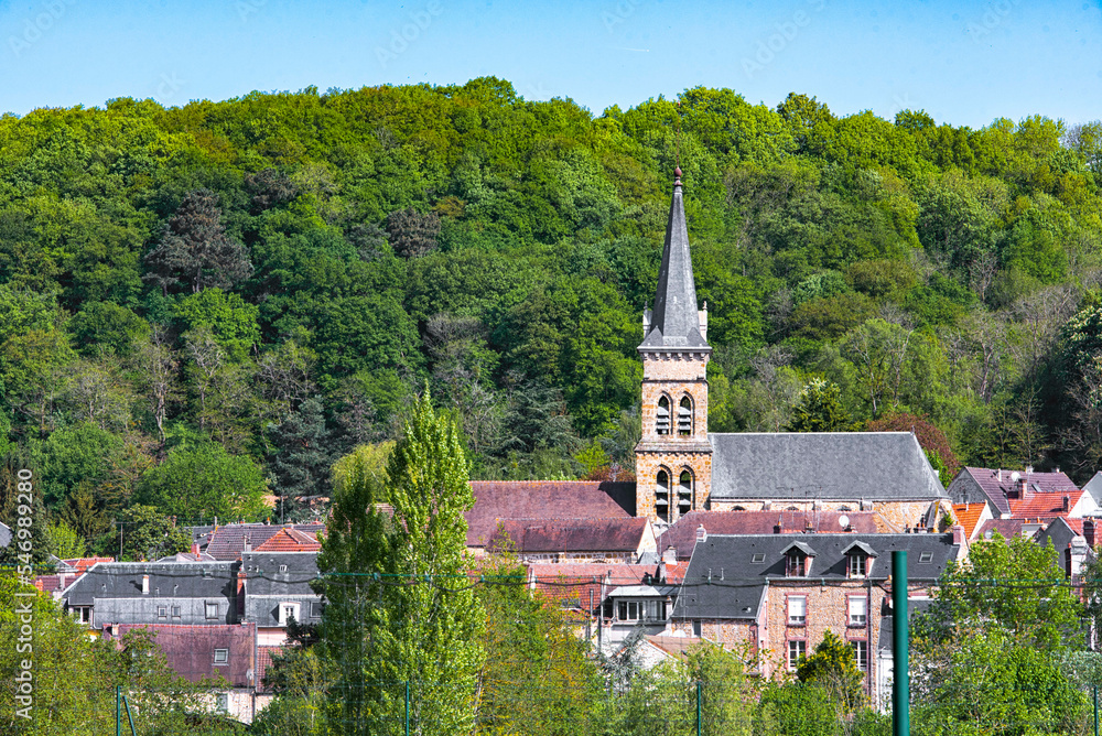 Fototapeta premium clocher et village de Chevreuse, dans les Yvelines