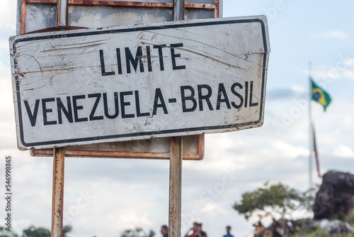 Conflito entre cidadãos venezuelanos contra forças de segurança na fronteira com o Brasil durante a tentativa de entrega de ajuda humanitária em fevereiro de 2019